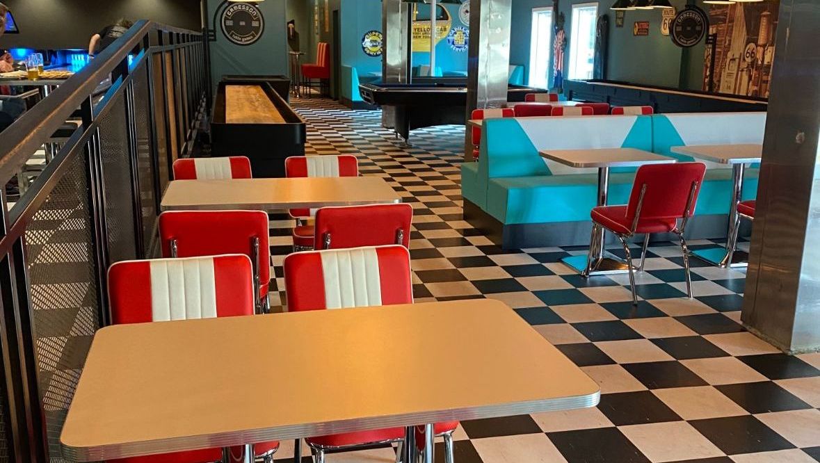 Shuffleboard og biljardbord i dinerhall