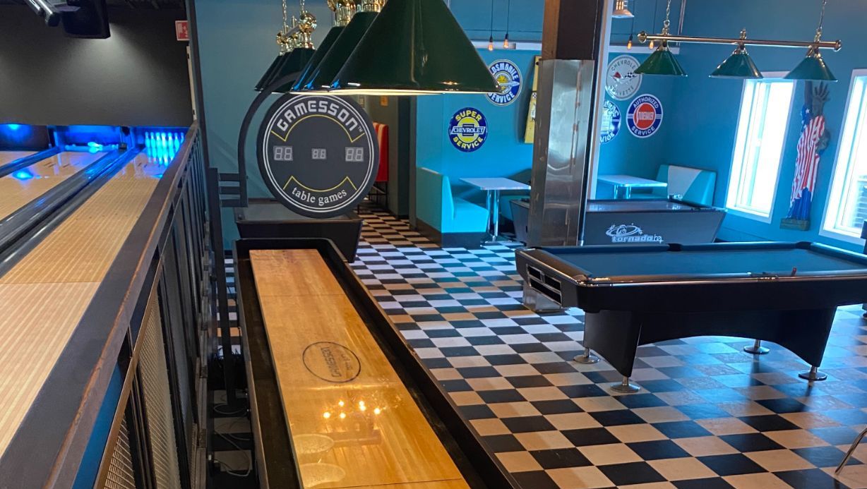 Shuffleboard og biljardbord i dinerhall