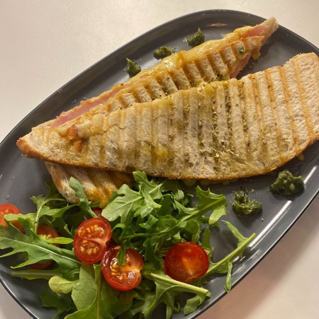 Grillet sandwich med salat