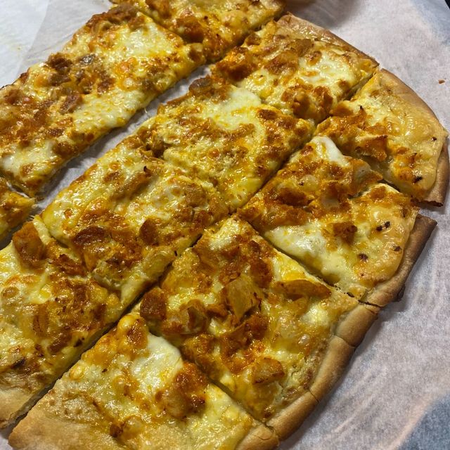 Pizza med ost og kjøtt