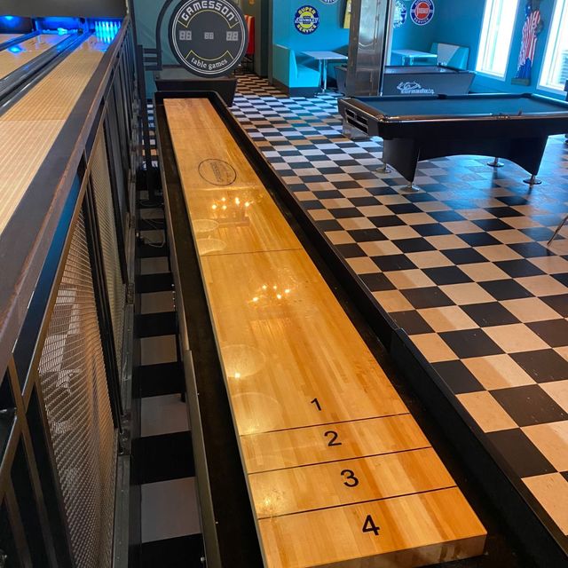 Shuffleboard og biljardbord i dinerhall