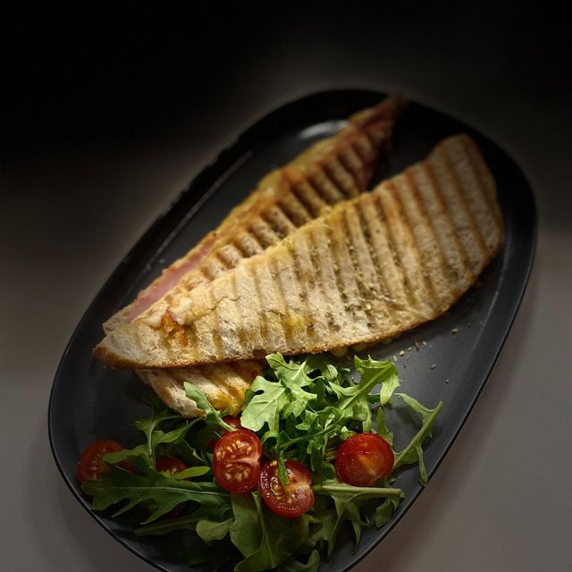 Grillet sandwich med salat